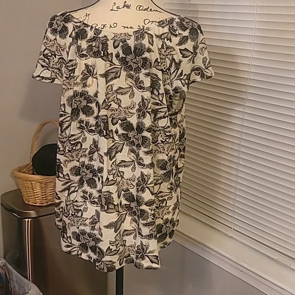 Old Navy Floral Top Large w/Key Hole Tassels - Picture 6 of 11